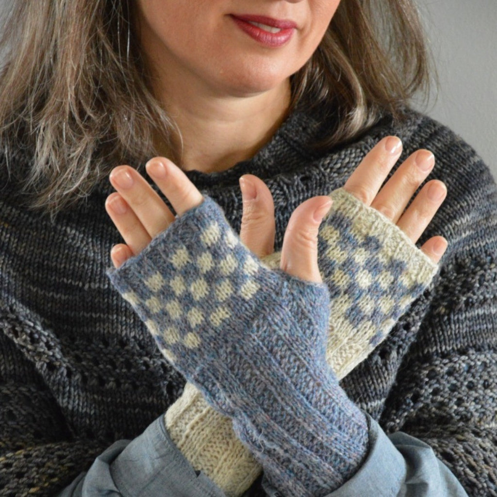 Modello Ai Ferri Per Guanti Senza Dita Da Adulto: Motivo Aran E Pizzo - KP399