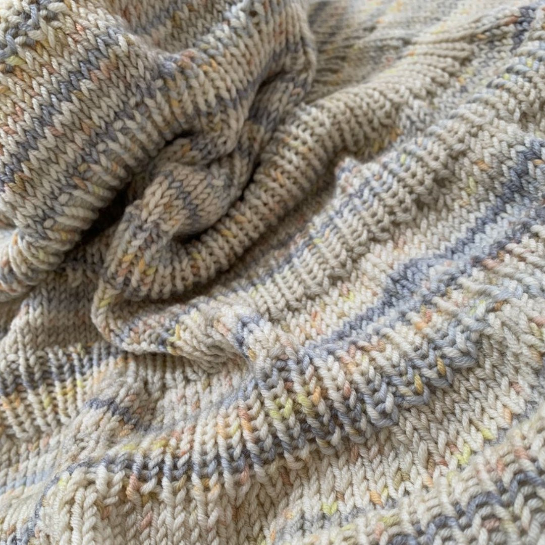 Schema Copertina Neonato ai Ferri Abbraccio di Emma Fassio